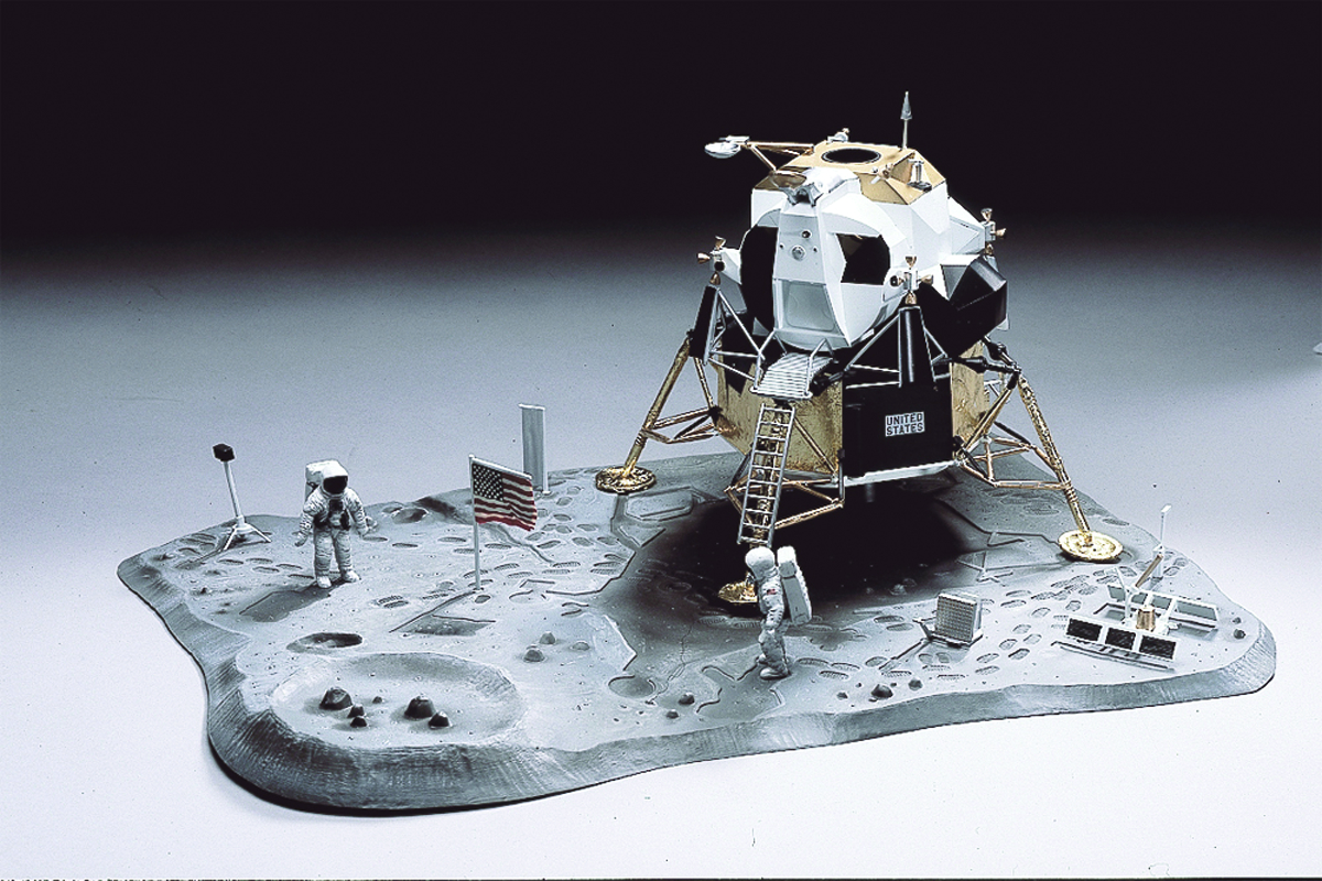 revell lunar lander