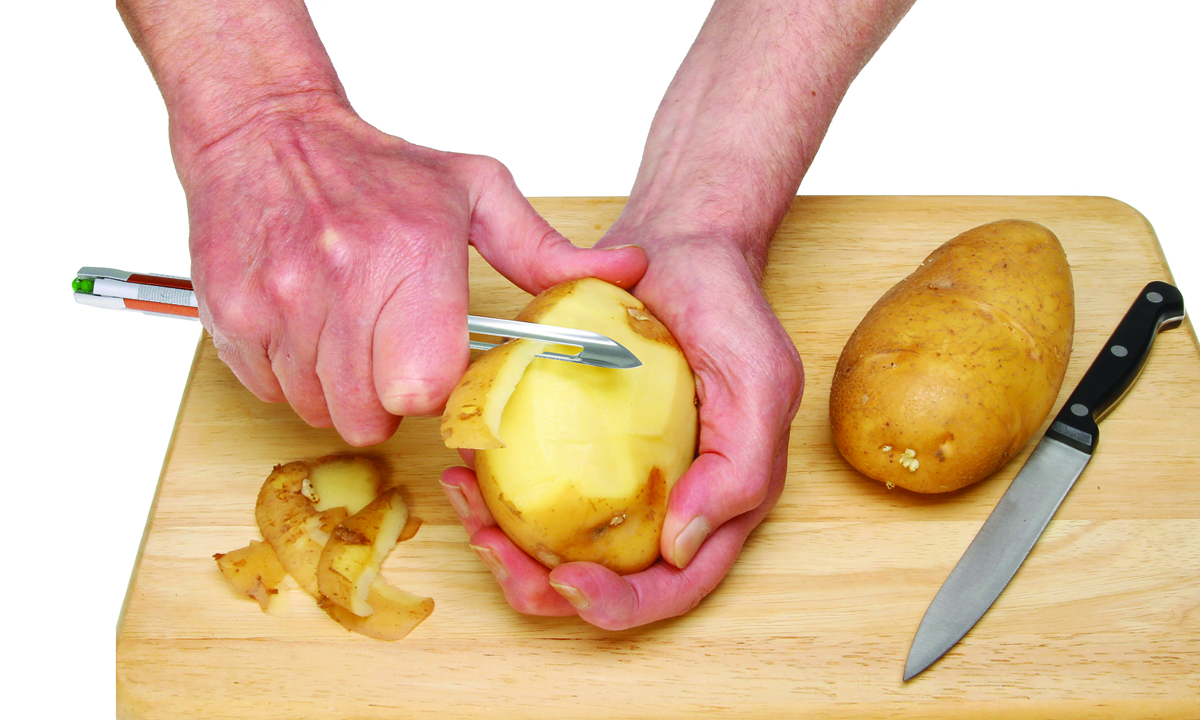 Руками начистить картошку