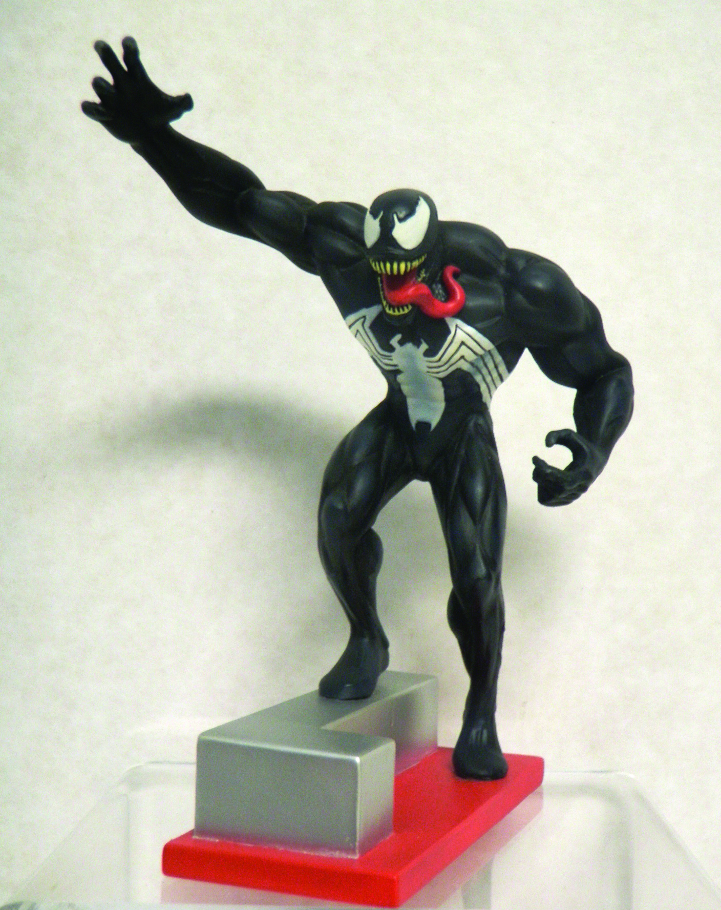 JAN101595 - MARVEL VENOM RESIN L DESK FIGURINE - Previews World