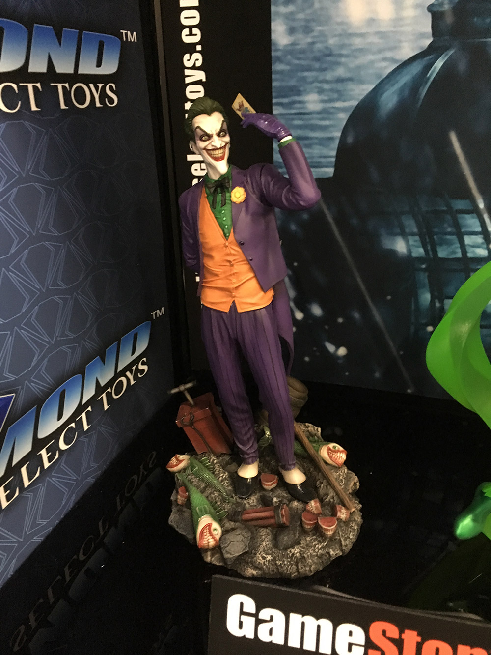 joker gallery statue